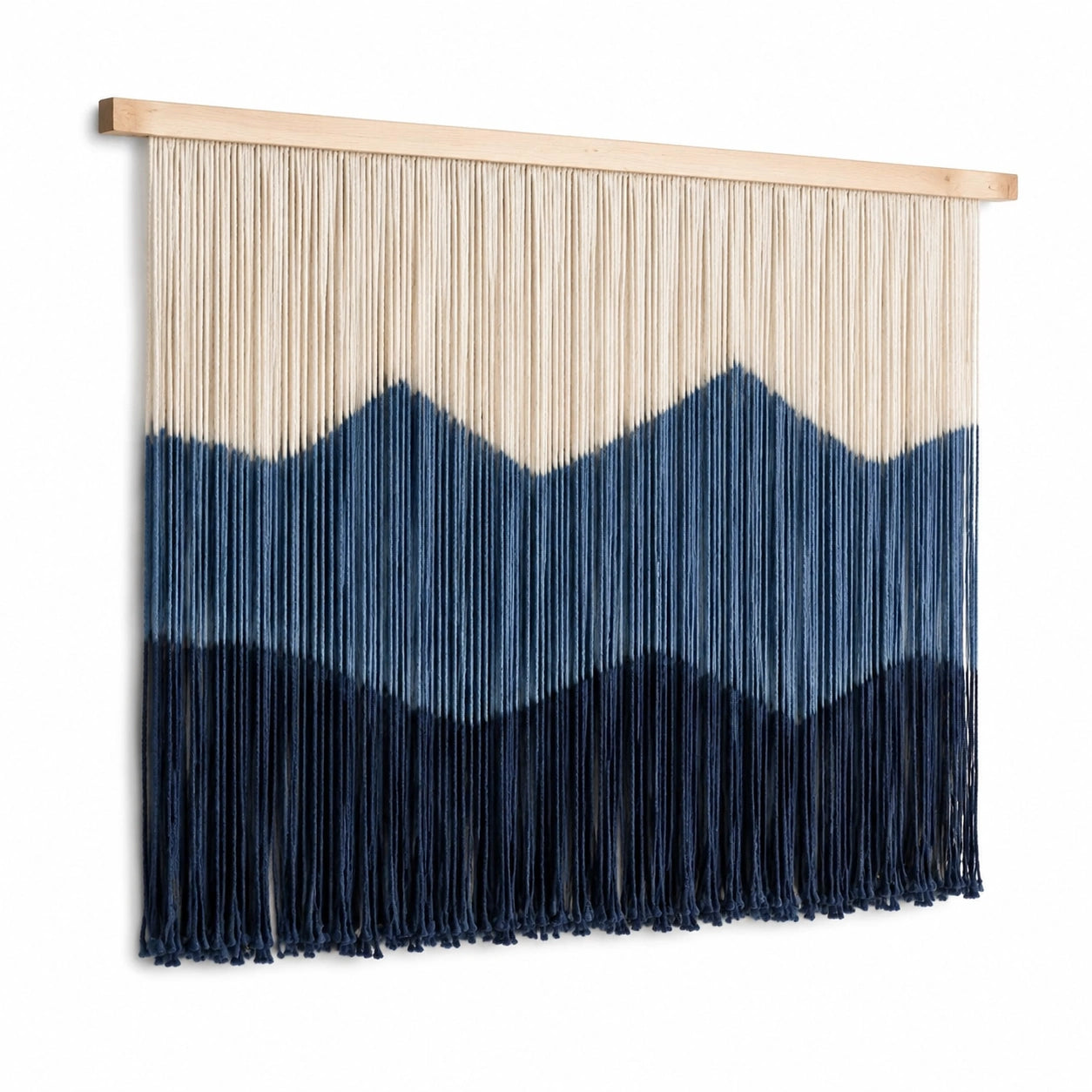 Wandteppich 100 x 100 cm aus Baumwollkordel in Beige und Dunkelblau mit Holzleiste Bergmotiv
